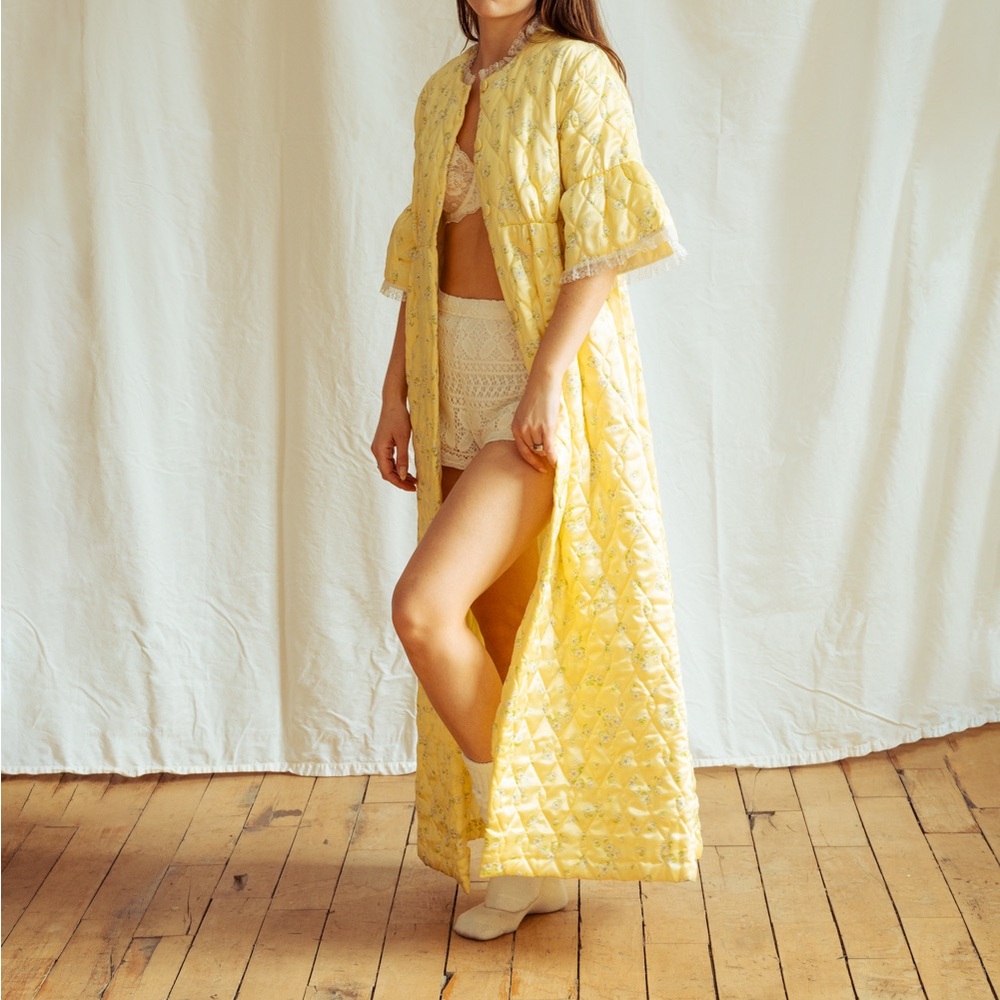 Vintage retro 70’s pastel floral print long maxi coat. Quilted coat.